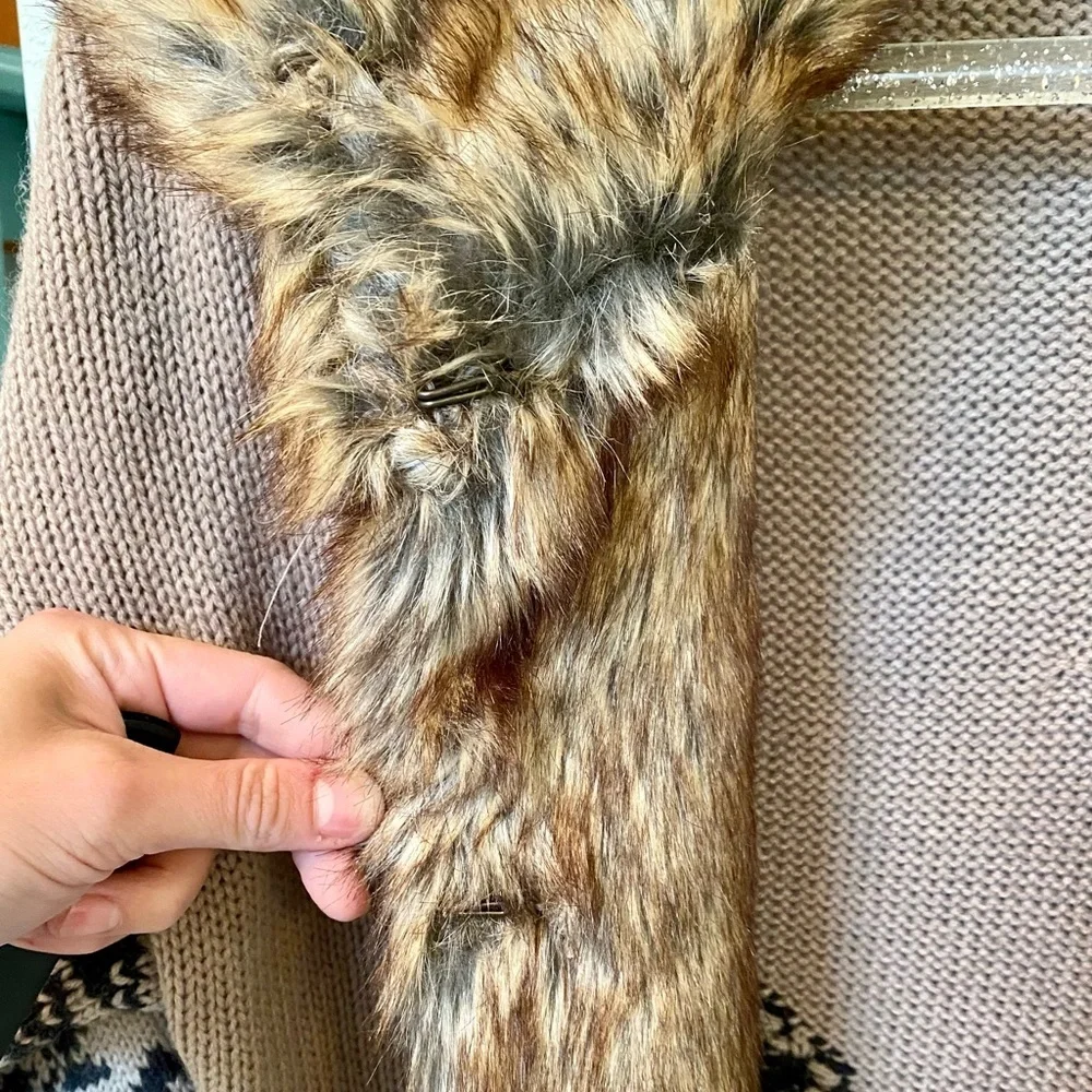 Forever 21 - Faux Fur Knitted Sweater - In great condition!